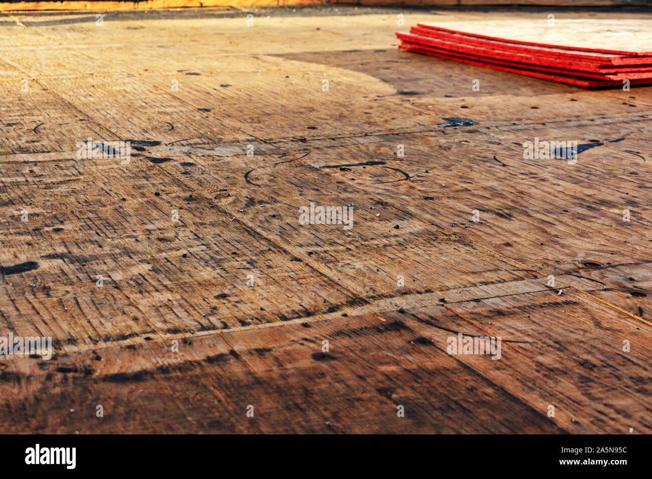 Flachdach Reparatur und Austausch im Gange. Blatt gestapelt Sperrholz auf Dachschalung. Stockfoto