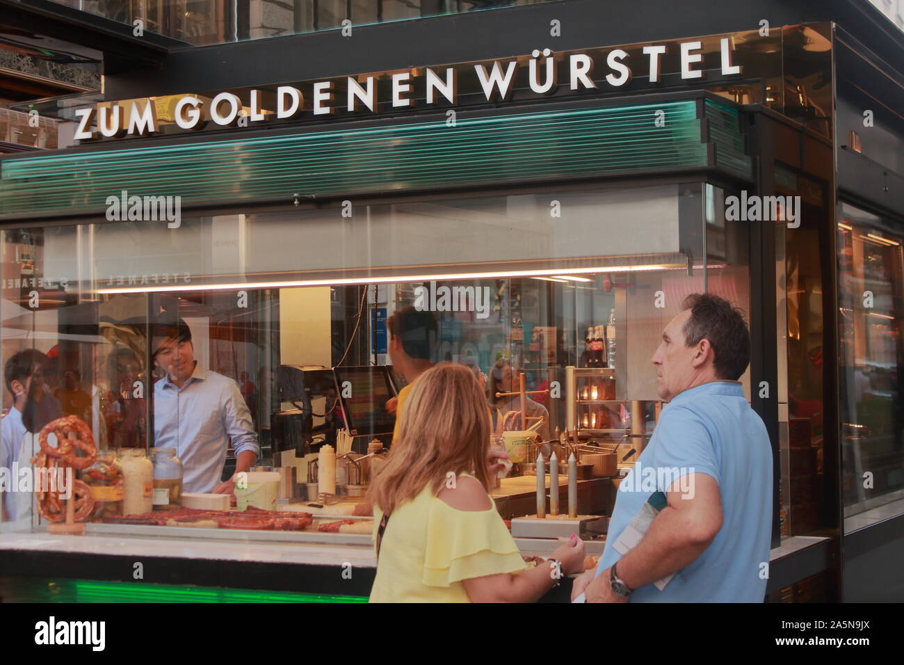 Typische Wiener Straße essen: Brezel, Würstel, Bratwurst, Rösti, Kuchen sacker, spatzle, Wiener Melange Stockfoto