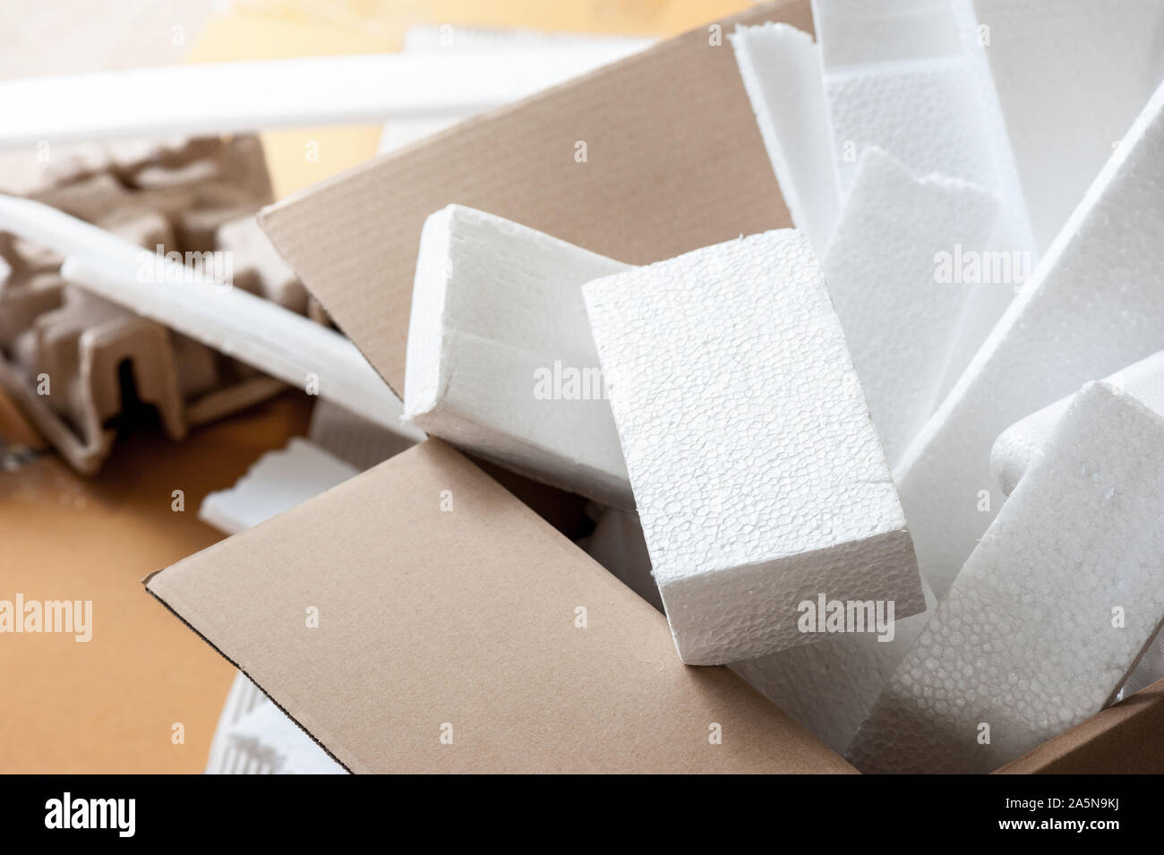 Closeup weißem Polystyrol Hartschaum in Paket. Styropor ist Polstermaterial  in Verpackung, Material für Handwerk und andere Anwendungen Stockfotografie  - Alamy