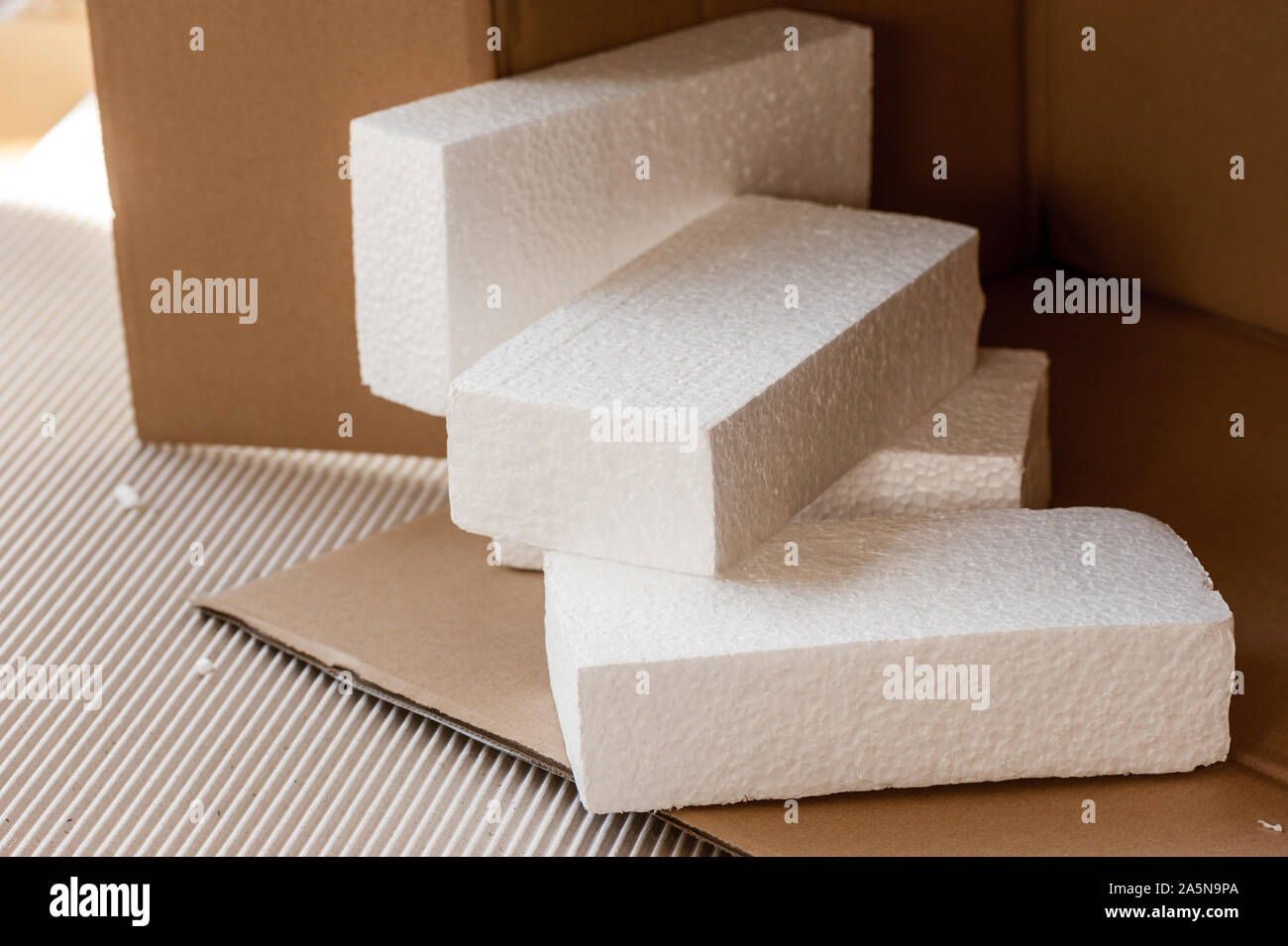 Closeup weißem Polystyrol Hartschaum in Paket. Styropor ist Polstermaterial  in Verpackung, Material für Handwerk und andere Anwendungen Stockfotografie  - Alamy