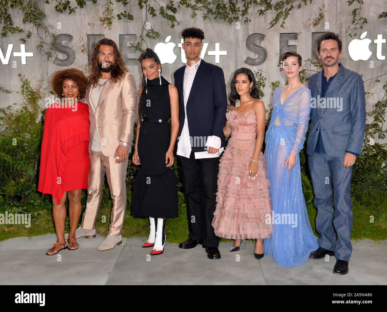 LOS ANGELES, USA. Oktober 22, 2019: Alfre Woodard, Jason Momoa, Nesta Cooper, Archie Madekwe, Yadira Guevara-Prip, Sylvia Hoeks & Christian Camargo bei der Premiere des AppleTV + EE' im Regency Dorf Theater. Bild: Paul Smith/Featureflash Stockfoto