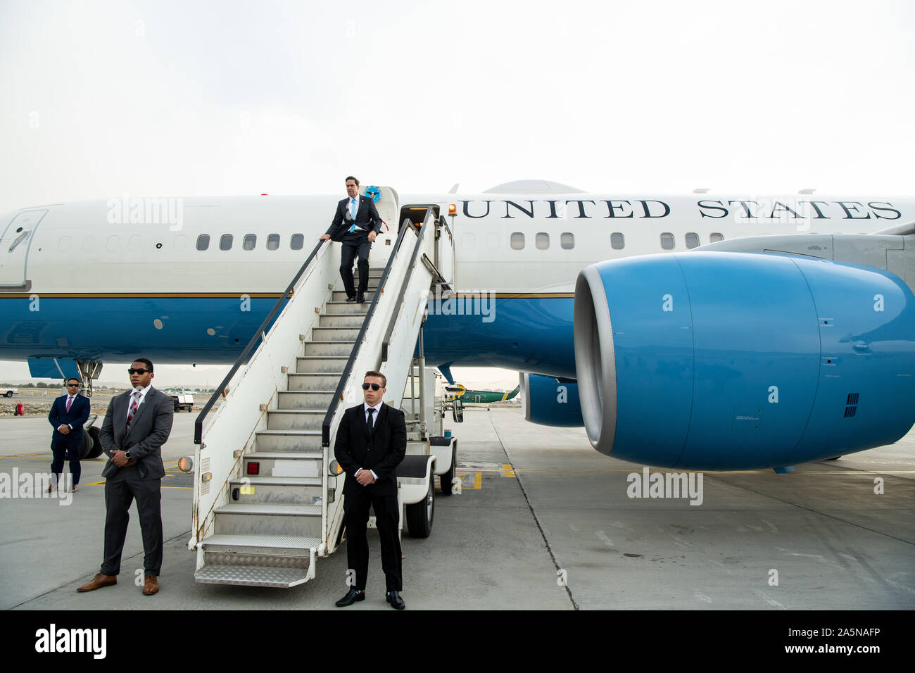 Verteidigungsminister Mark T. Esper kommt in Afghanistan, Okt. 20, 2019. (DoD Foto von U.S. Army Staff Sgt. Nicole Mejia) Stockfoto