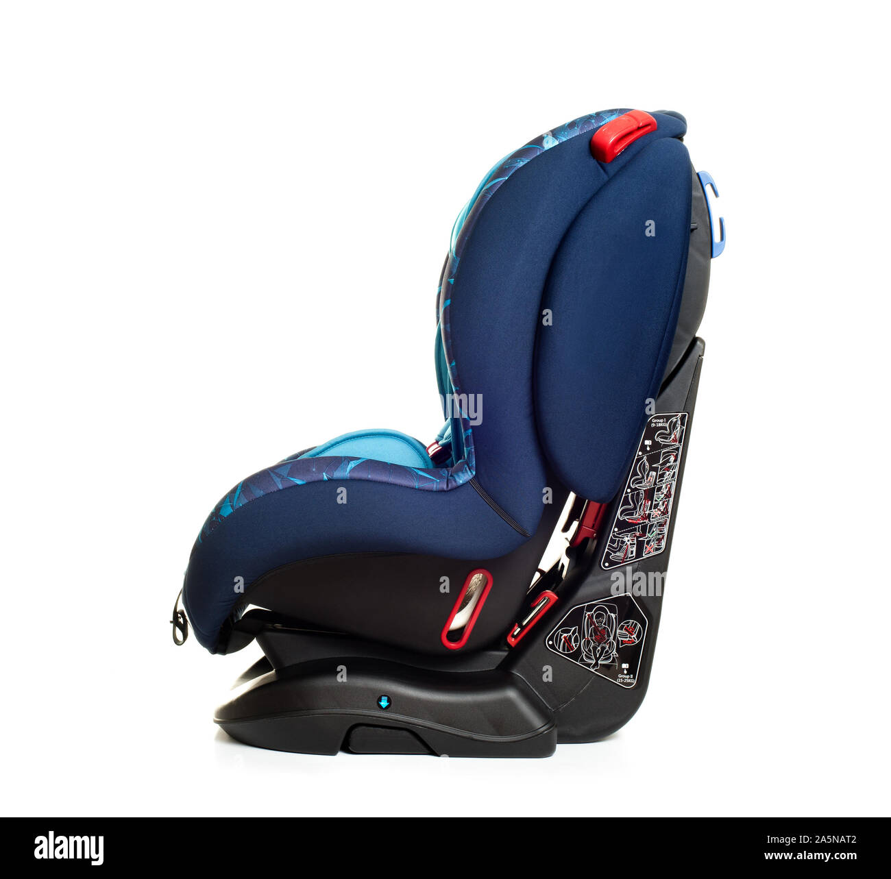 Blau Kindersitz auf weißem Hintergrund, Sitz, die speziell für Kinder von schweren oder tödlichen Verletzungen bei Kollisionen zu schützen. Stockfoto