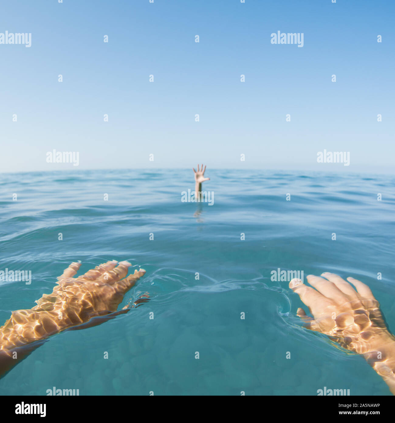 Ertrinkenden die Hand und das Leben im Meer Wasser Konzept Stockfoto