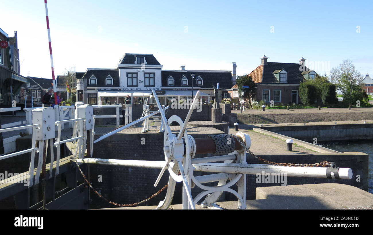 Stavoren, Niederlande - 23 April, 2018: Gatter Winde Zahnrad in Kai in Niederländische Fischerdorf Stockfoto