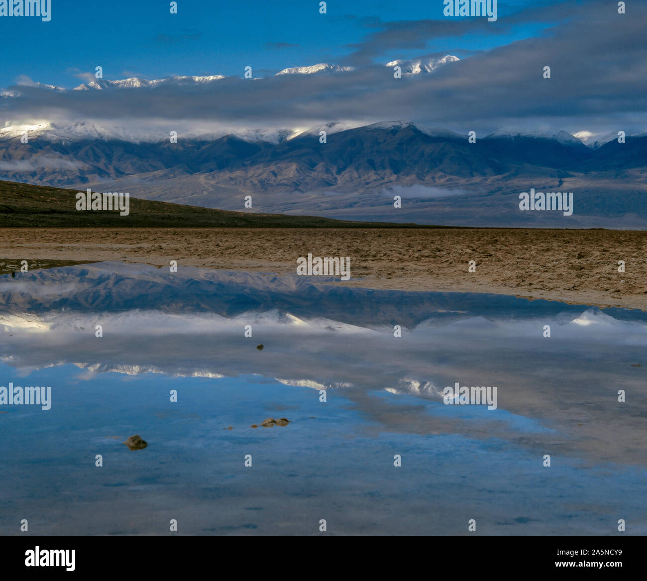 Reflexionen, Badwater, Telecope Peak, Death Valley National Park, Kalifornien Stockfoto