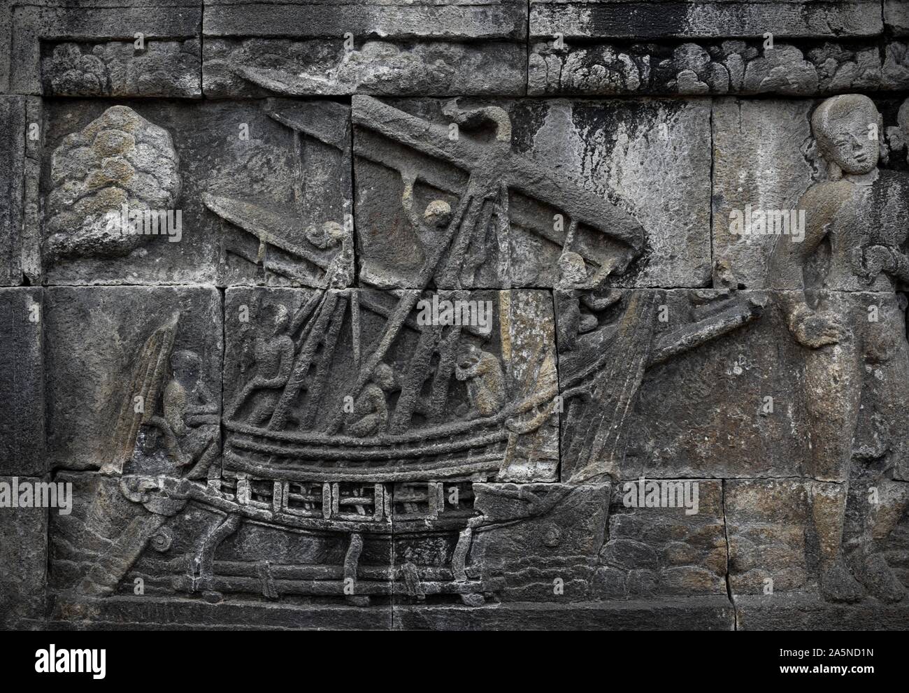 Basrelief eines antiken Schiffs, das auf die Steine an der Mauer des Borobudur-Tempels in Magelang, Zentraljava, Indonesien gehauen wurde. Stockfoto