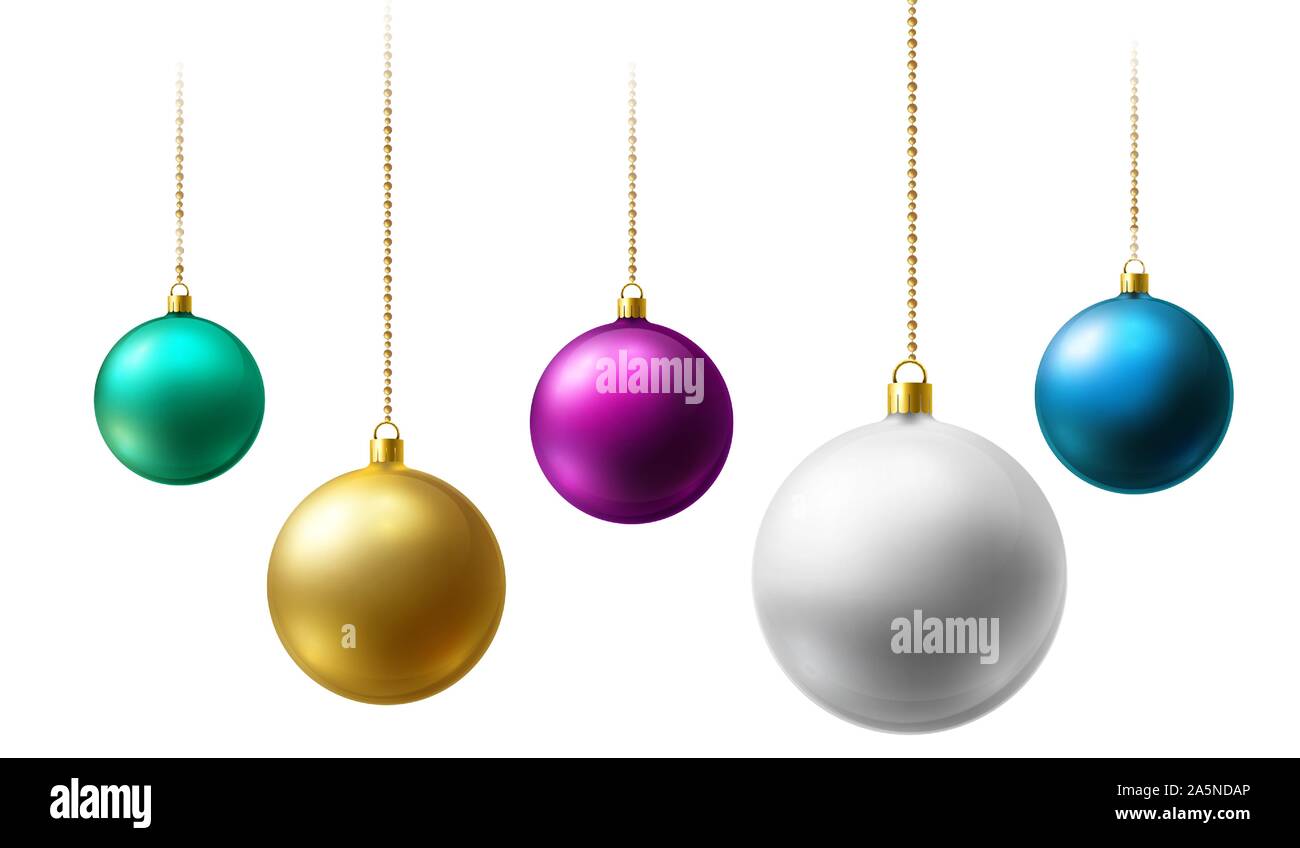 Realistische Weihnachten Kugeln hängen auf Gold Perlen Ketten auf weißem Hintergrund. Stock Vektor