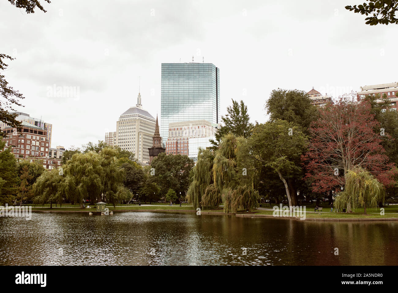 Boston, Massachusetts - Oktober 3., 2019: Teich umgeben von üppigem Grün an der Boston Public Garden in der Back Bay von Boston Stockfoto