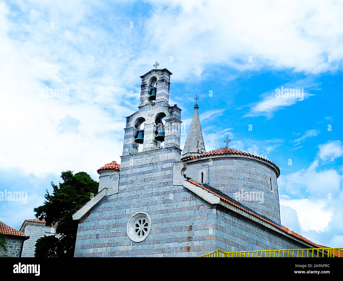 Kirchen in der Altstadt von Budva. Santa Maria in Punta und Kirche des Hl. Sava. Stockfoto