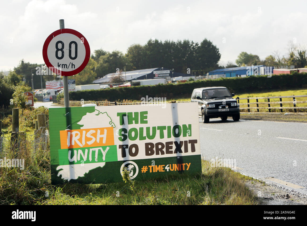 Verkehr pass ein anti-Brexit irische Einheit Banner, wie sie nördlich von Dundalk, Irland Oktober 21, 2019 an der Grenze zwischen Newry Dundalk in Nordirland und in der irischen Republik. Boris Johnson ist ein 11-Std.-Appell an MPs erteilt seinen EU-Entzug Abkommen Rechnung zurück, trotz Beschwerden von MPs, dass er versucht, es zu Ram durch die Commons bei hoher Geschwindigkeit. Sind MPs Beginn einer dreitägigen Brexit Showdown - darunter zwei bis spät in die Nacht, in der die Gegner der Regierung wird versuchen, Änderungen im Zoll, ein zweites Referendum und blockieren keine-Deal. Stockfoto