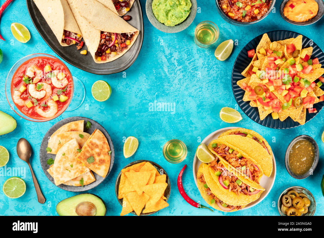 Mexikanisches Essen, viele Gerichte der Küche von Mexiko, Flach, Schuß von oben auf ein leuchtend blauer Hintergrund, bilden einen Rahmen mit einem Platz für Text Stockfoto