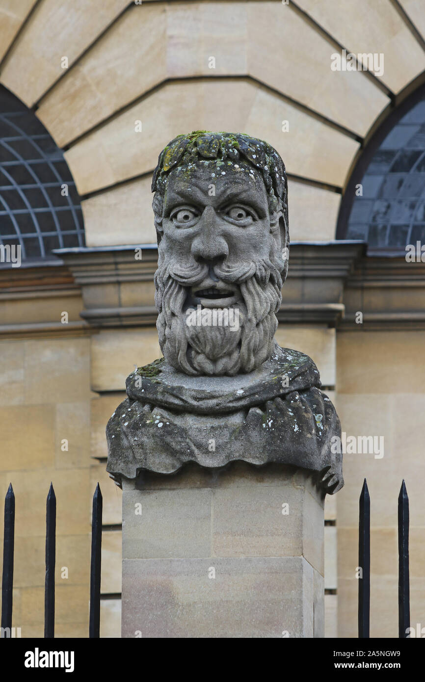 Einer der geschnitzten Kaiser oder Philosoph Köpfe um den Umfang der Sheldonian Theatre in Oxford, England, jeder hat eine andere Bart Stockfoto