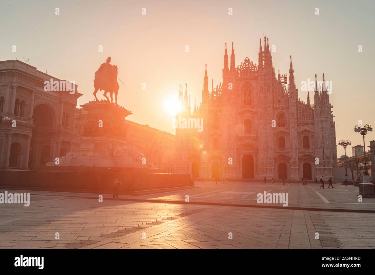Die Statue von König Victor Emmanuel II Vor dem Mailänder Dom mit den frühen Sonnenaufgang. Mailand, Italien. Stockfoto