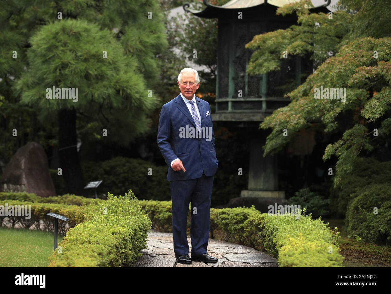 Der Prinz von Wales bei einem Besuch der Nezu Museum und Gärten in Tokio, Japan, nach dem Besuch der Inthronisierung Zeremonie des Kaisers Naruhito. Stockfoto