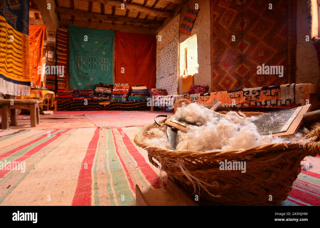 Traditionelle wolle kardieren Werkzeug für marokkanische Teppiche. Ksar Ait Benhaddou, einem Weltkulturerbe, Marokko Stockfoto