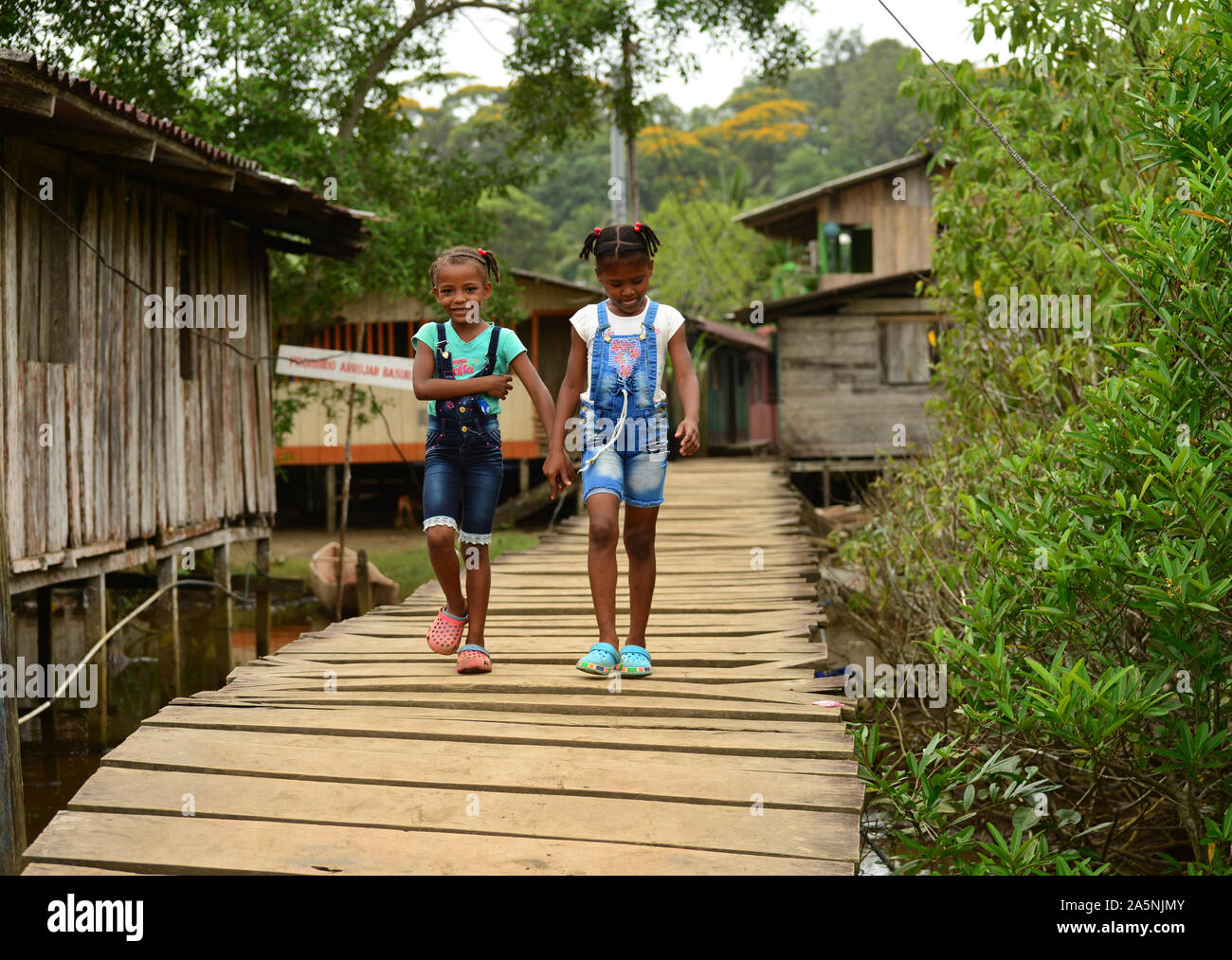 Zwei Mädchen in der Küstenstadt El Valle. Choco. Kolumbien Stockfoto
