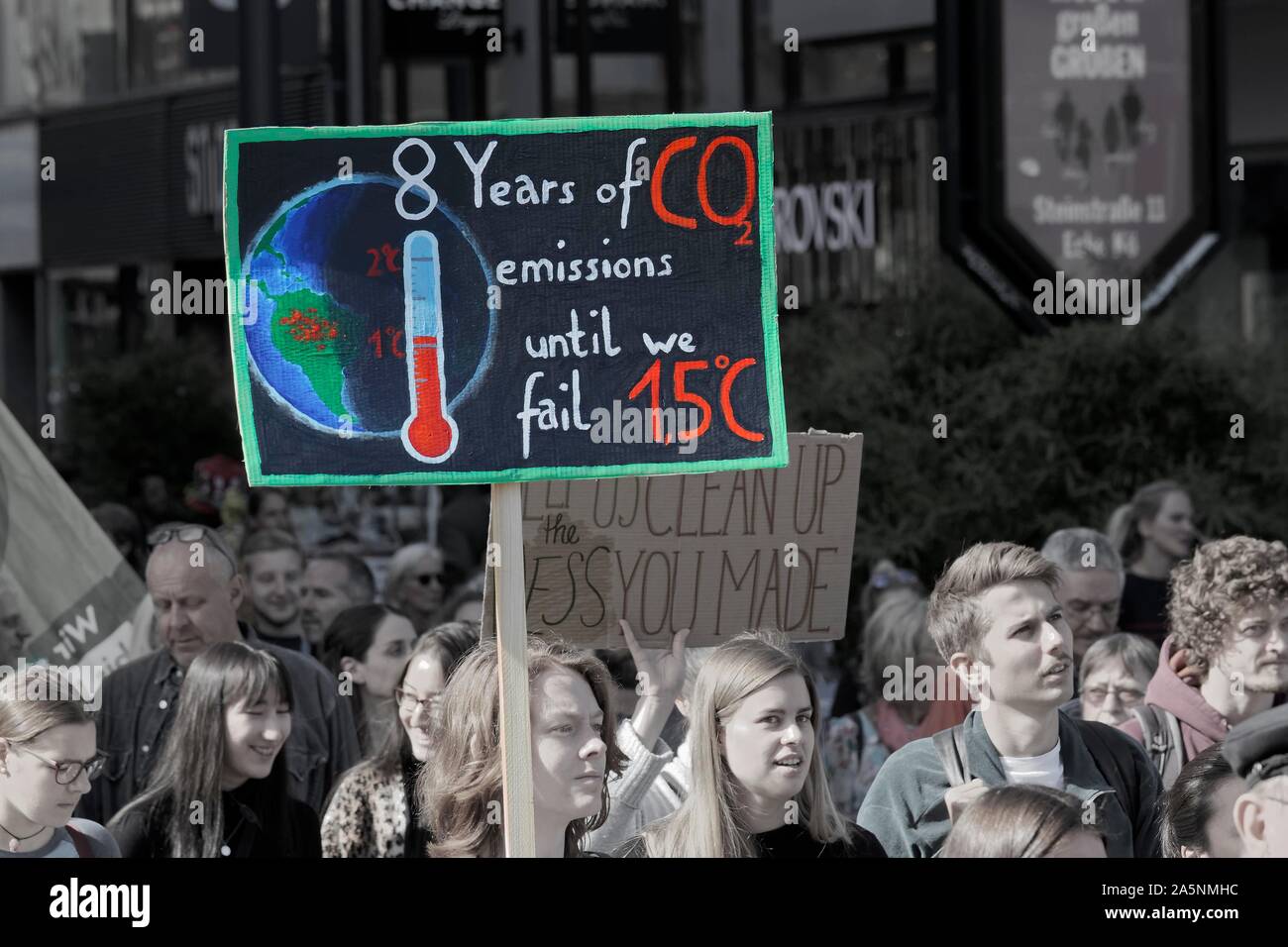 Banner für CO2-Emissionen, globale Erwärmung, Demonstration von Kindern und Jugendlichen für den Klimaschutz, Freitags für die Zukunft, 20. September 2019 Stockfoto