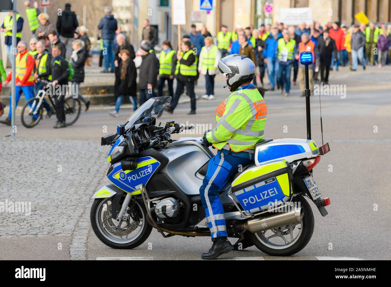 Polizisten am Motorrad an Demonstration gegen das Verbot der Diesel fahren Sie vom 01.02.2019 in Stuttgart, Baden-Württemberg, Deutschland Stockfoto