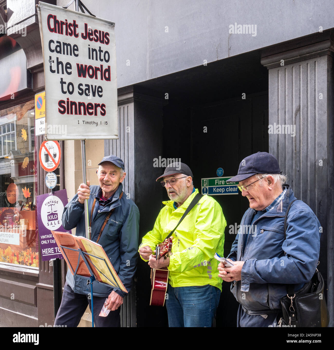 Religiöse Busker in Lancaster, Lancashire, England, mit einem Plakat mit der Aufschrift „Christus Jesus kam in die Welt, um Sünder zu retten“. Stockfoto