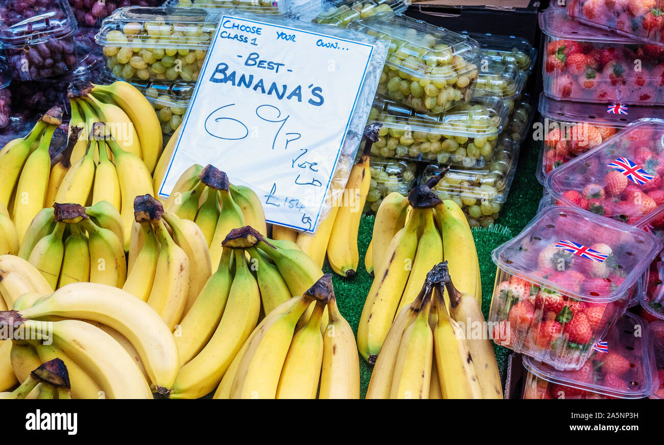 Bananen für den Verkauf auf einem Marktstand Stockfoto