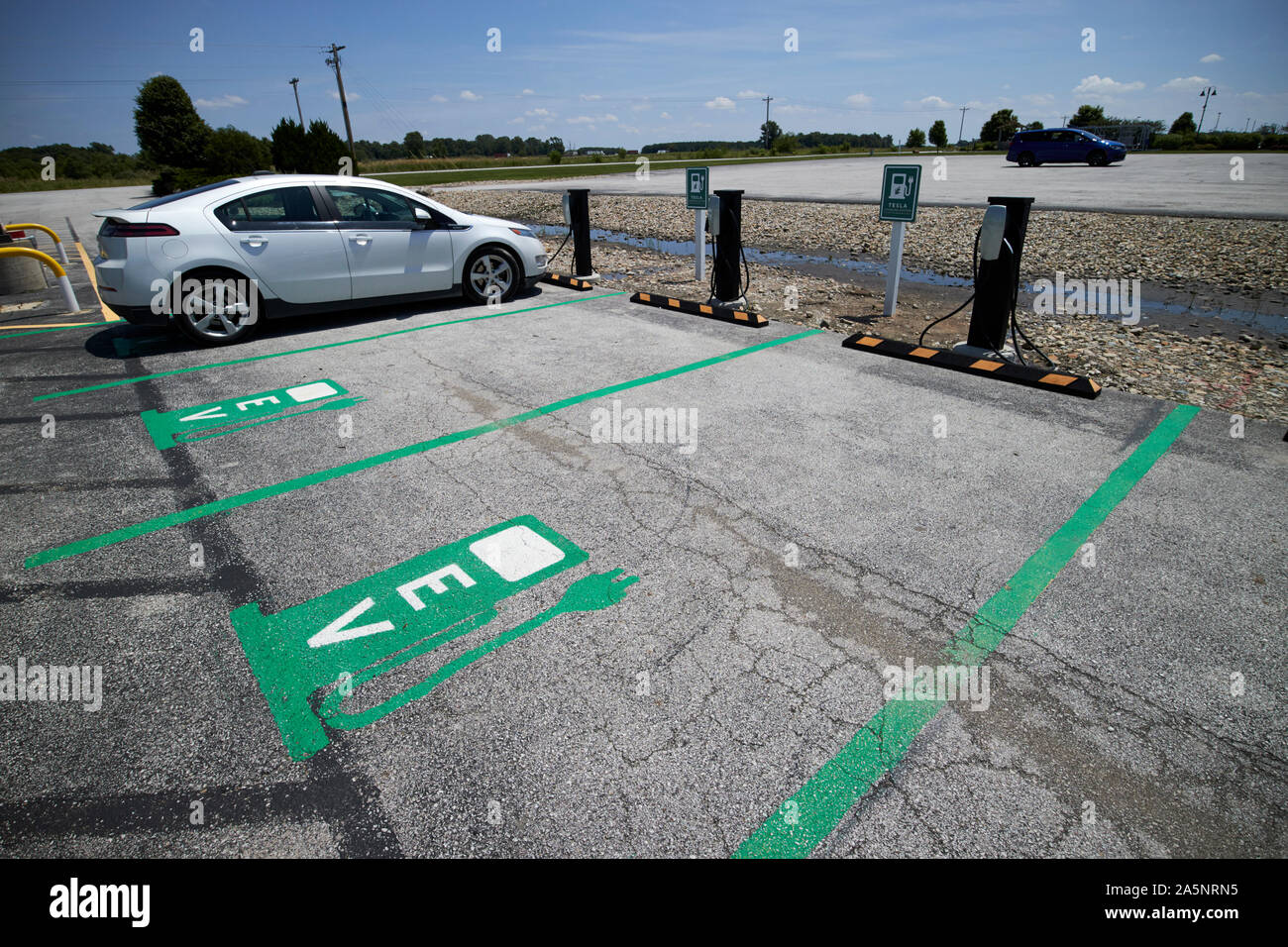 Elektroauto Aufladen bei Tesla ev Aufladepunkt Indiana USA Stockfoto