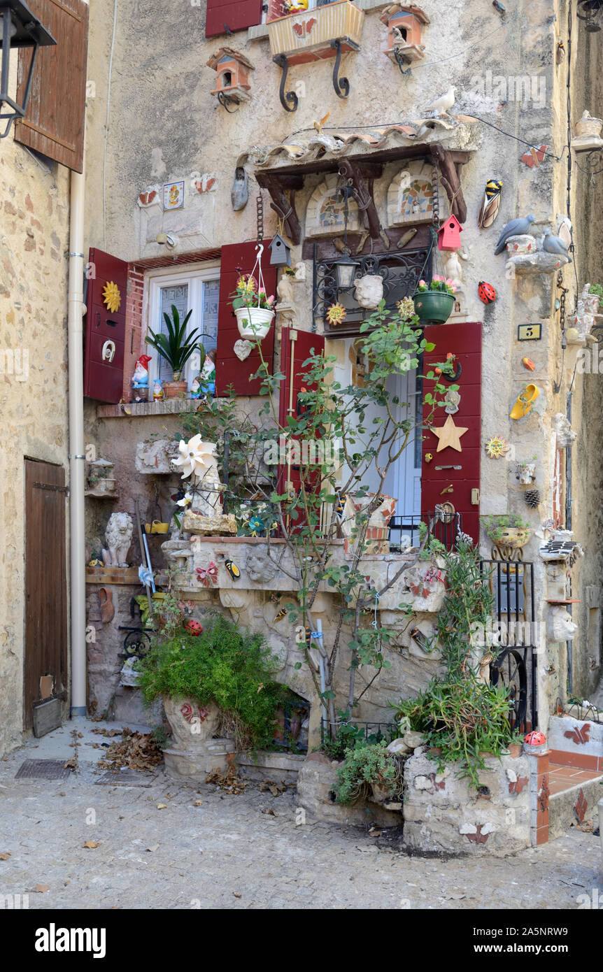 Ungewöhnliche Dorfhaus mit verzierten Fassade in Beaumont-de-Pertuis Luberon Vaucluse Provence Frankreich Stockfoto