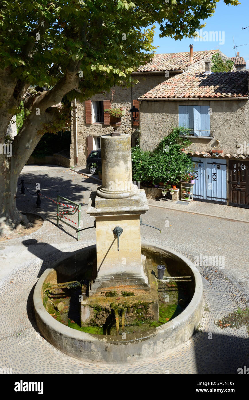 Dorfplatz & Brunnen, Place de la Colonne, Beaumont-de-Pertuis Luberon Provence Frankreich Stockfoto