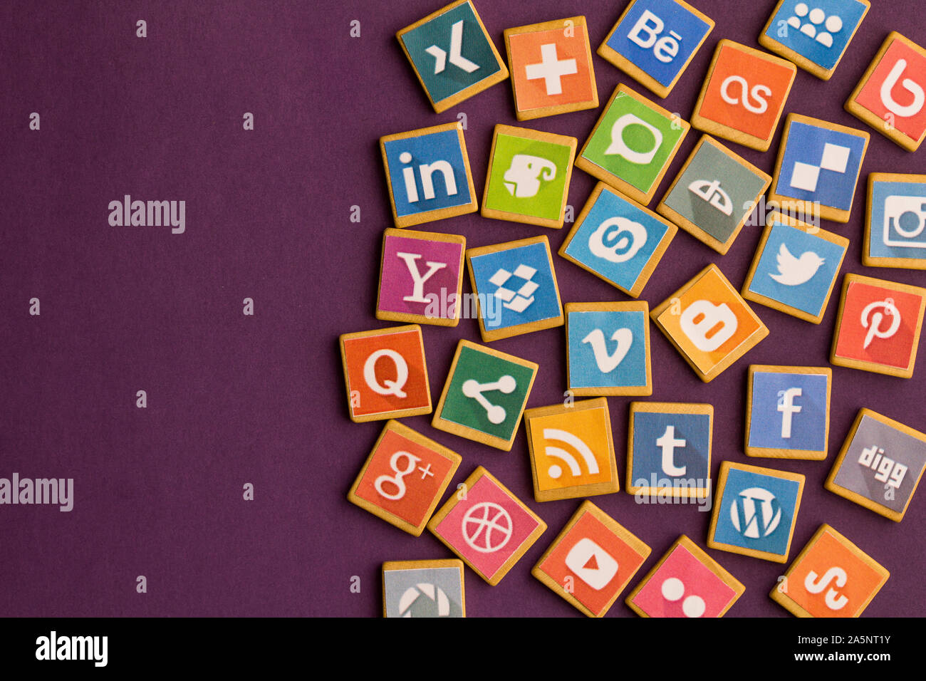 QUEENSTOWN, SÜDAFRIKA - 24. August 2019 - Social Media Hintergrund mit Social Media Logos auf Holz- Spiel Block auf dunklem lila Hintergrund - Social ne Stockfoto