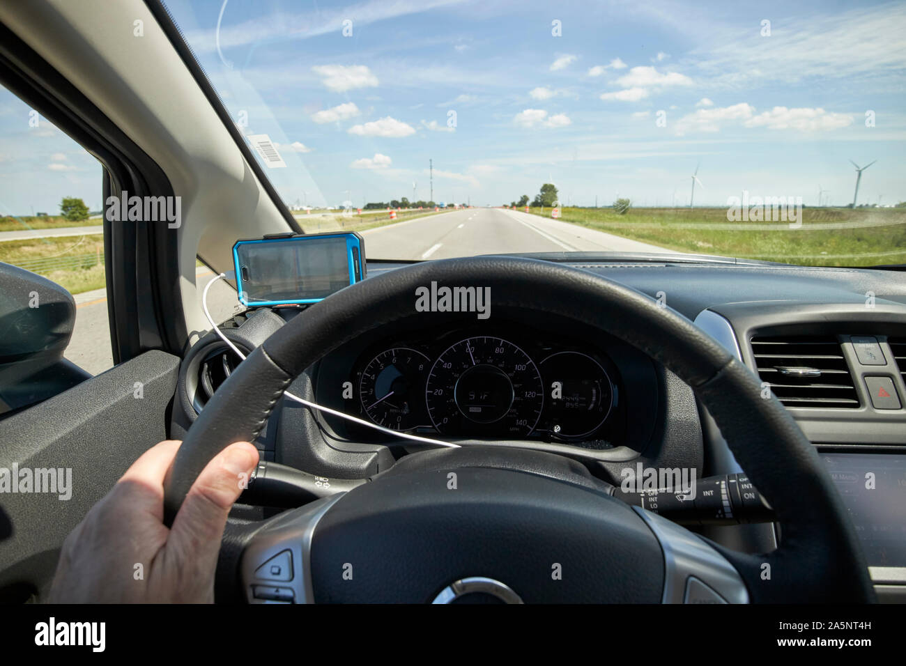 Fahrt entlang der Interstate mit Handy als Navi Indiana USA Stockfoto
