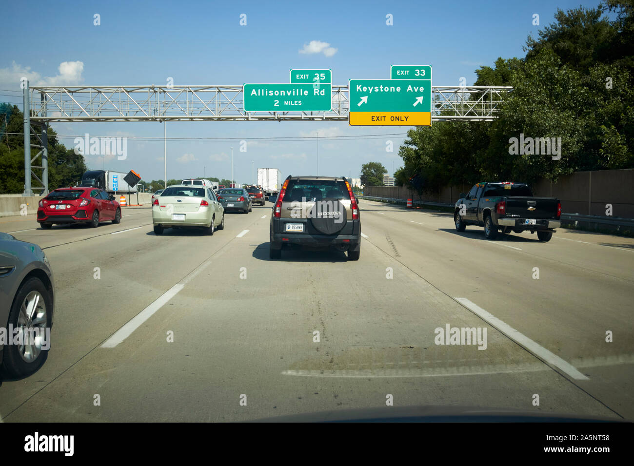 Fahrt entlang der Interstate I-465 um indianapolis bei rush hour Annäherung an der Ausfahrt mit Overhead zeichen Indiana USA Stockfoto