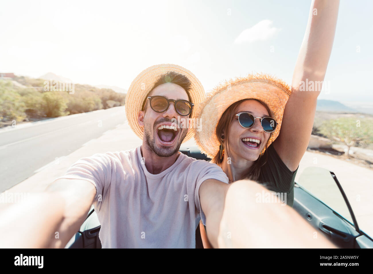 Glückliches Paar in der Liebe eine selfie wenn Road Trip in einem Cabrio Stockfoto