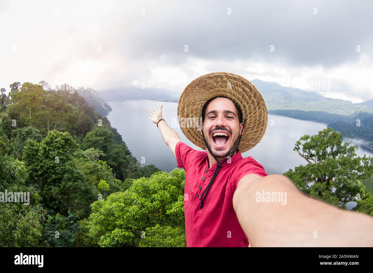Gerne schöner Mann posiert und selfie auf einer Natur Landschaft Stockfoto