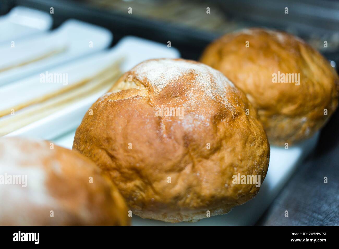 Frisch gebackene Brötchen bereit zu dienen Stockfoto