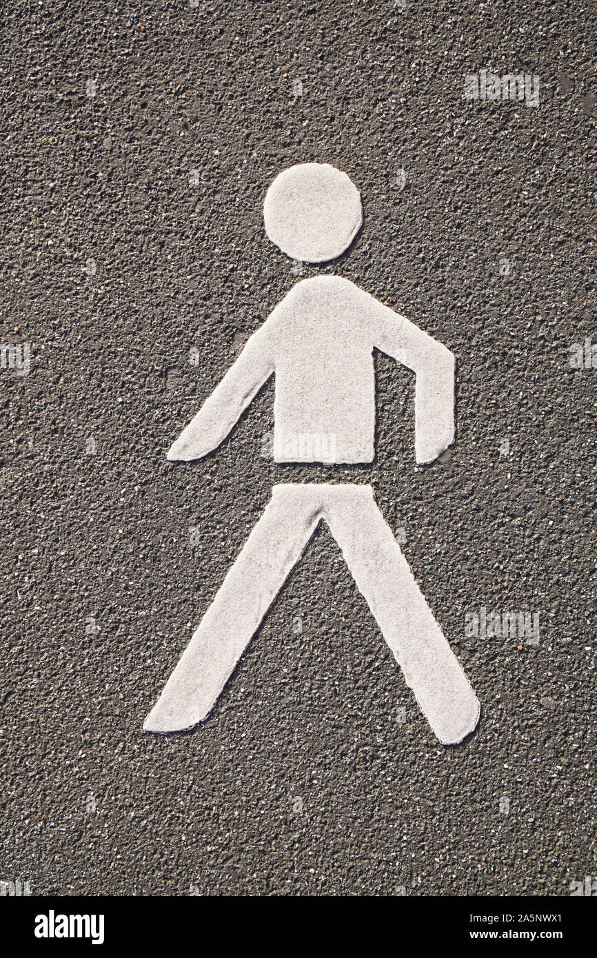 Fußgängerzone piktogrammsymbols Fahrbahnmarkierung auf Asphalt Stockfoto