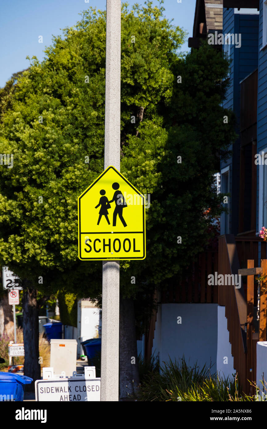 Schule crossing Bereich Zeichen, Ocean Park Boulevard, Santa Monica, Los Angeles, Kalifornien, Vereinigte Staaten von Amerika. USA. Oktober 2019 Stockfoto