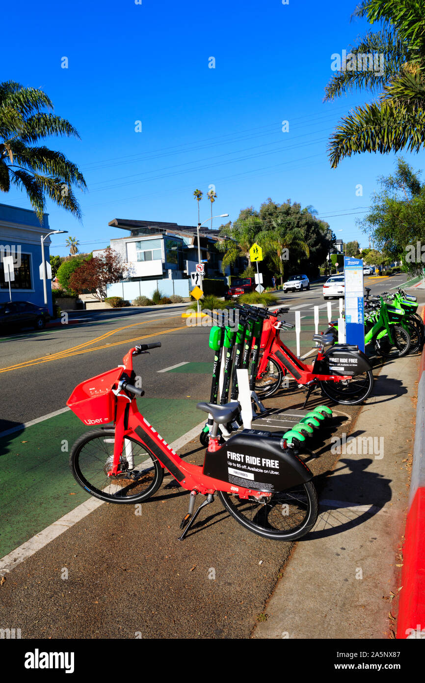 Uber, Line-s, hulu Fahrräder und Roller auf dem Ocean Boulevard, Santa Monica, Los Angeles, Kalifornien, Vereinigte Staaten von Amerika. USA. Oktober 2019 Stockfoto