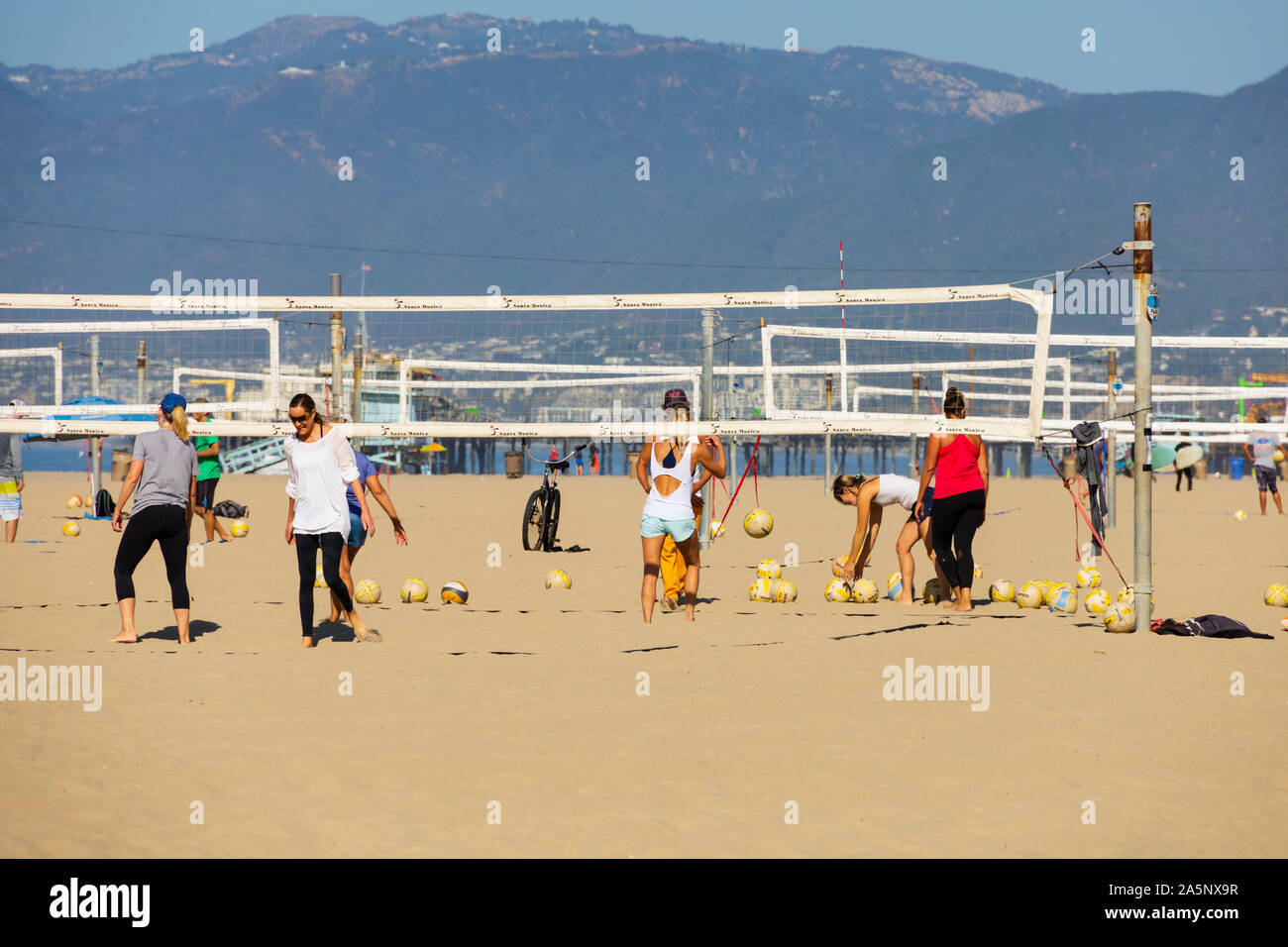 Volleyballer am Strand von Santa Monica, Kalifornien, Vereinigte Staaten von Amerika. USA. Oktober 2019 Stockfoto