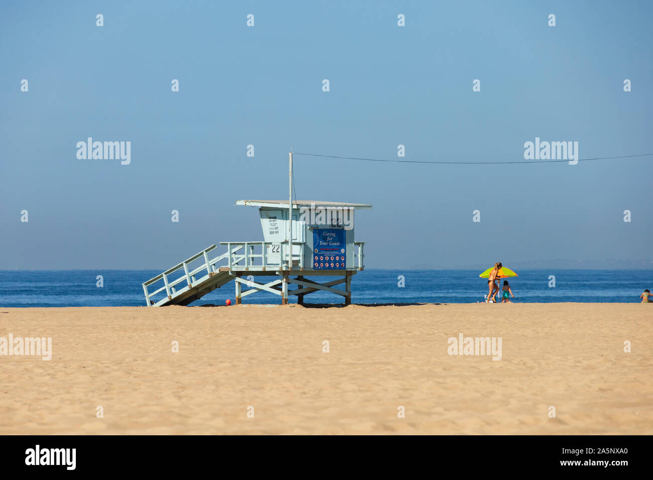 Rettungsschwimmturm am Strand von Santa Monica, Kalifornien, Vereinigte Staaten von Amerika. USA. Oktober 2019 Stockfoto