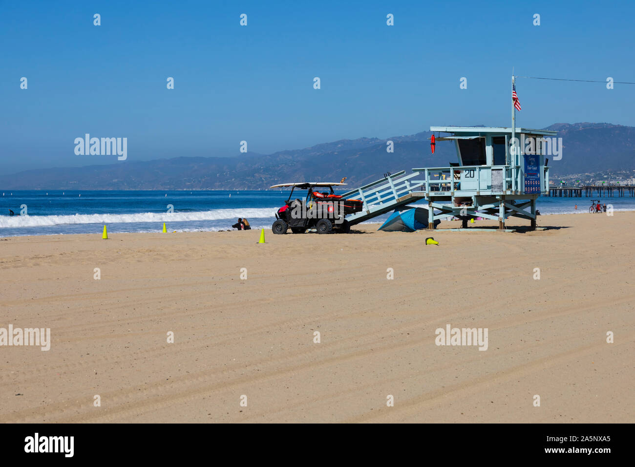 Rettungsschwimmturm am Strand von Santa Monica, Kalifornien, Vereinigte Staaten von Amerika. USA. Oktober 2019 Stockfoto