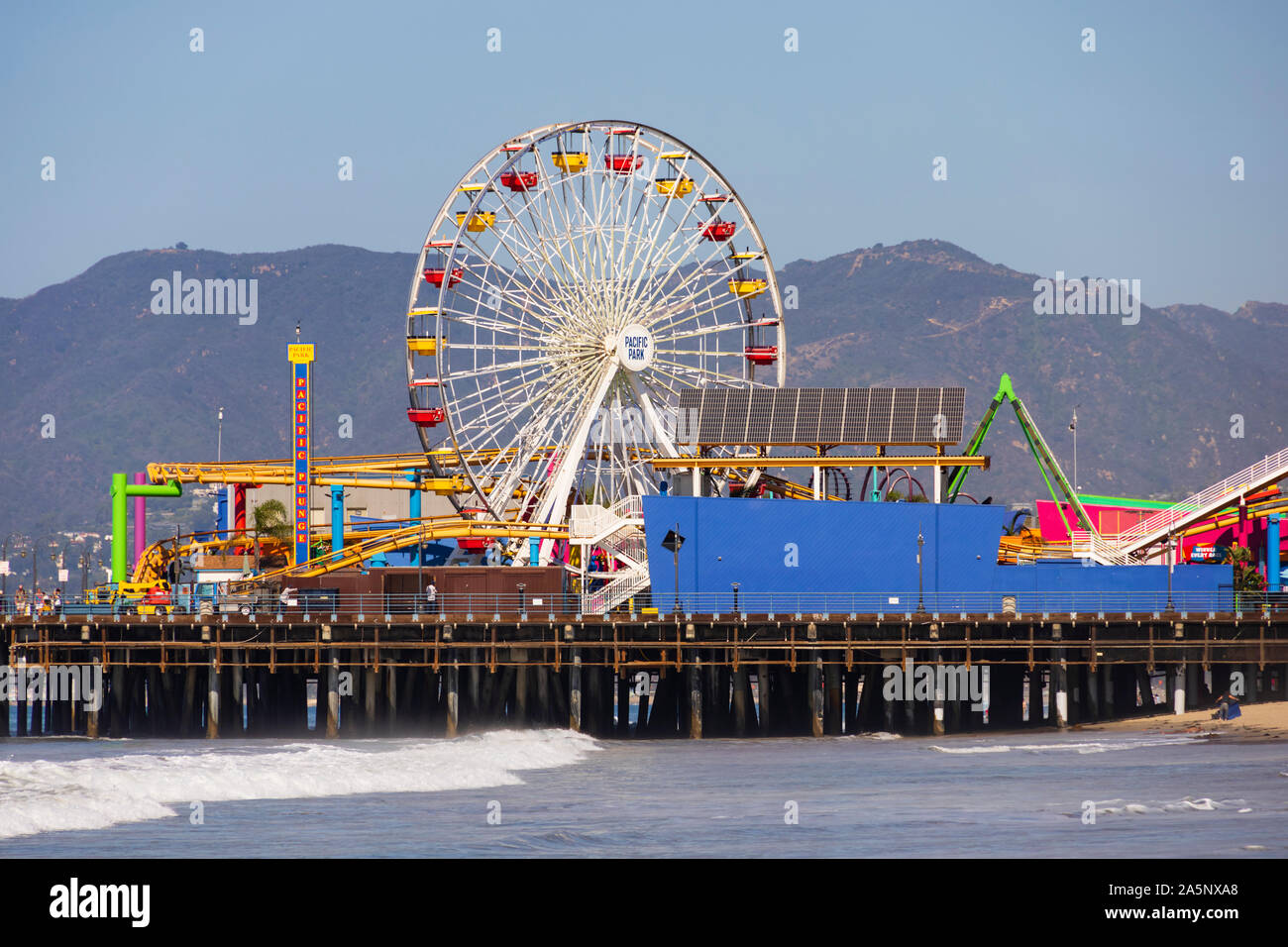 Riesenrad auf Pacific Park am Santa Monica Pier, Kalifornien, Vereinigte Staaten von Amerika. USA. Oktober 2019 Stockfoto