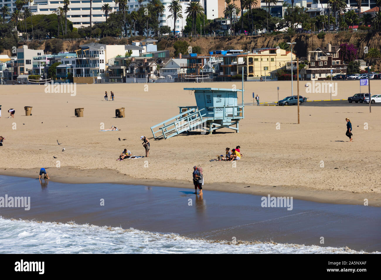 Menschen am Strand mit Rettungsschwimmturm, Santa Monica Strand, Kalifornien, Vereinigte Staaten von Amerika. USA. Oktober 2019 Stockfoto