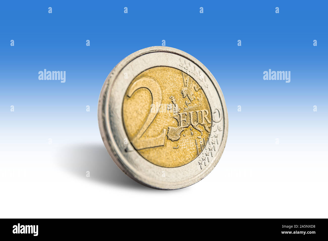 Schließen Sie ein 2 Euro Münze. Isoliert, ausgeschnitten. Stockfoto