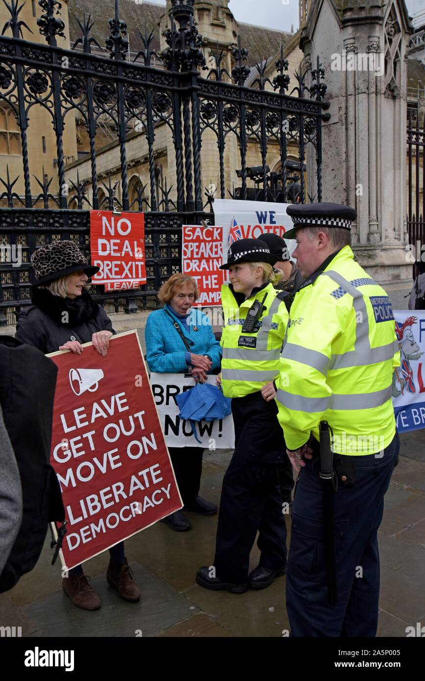 Brexit verlassen Aktivisten vor dem Palast von Westminster in Diskussion mit der Polizei als MP weiter Brexit zu diskutieren. 21. Oktober 2019 Stockfoto