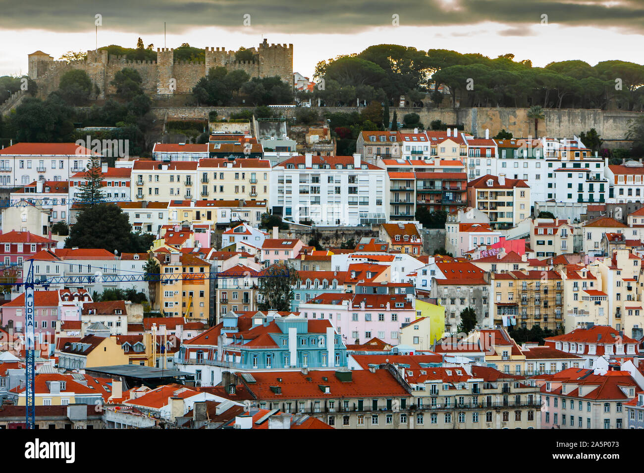 Castel do Sao Jorge über das Viertel Alfama von Lissabon, Portugal mit Ominösen morgen Gewitterwolken Webstühle. Stockfoto