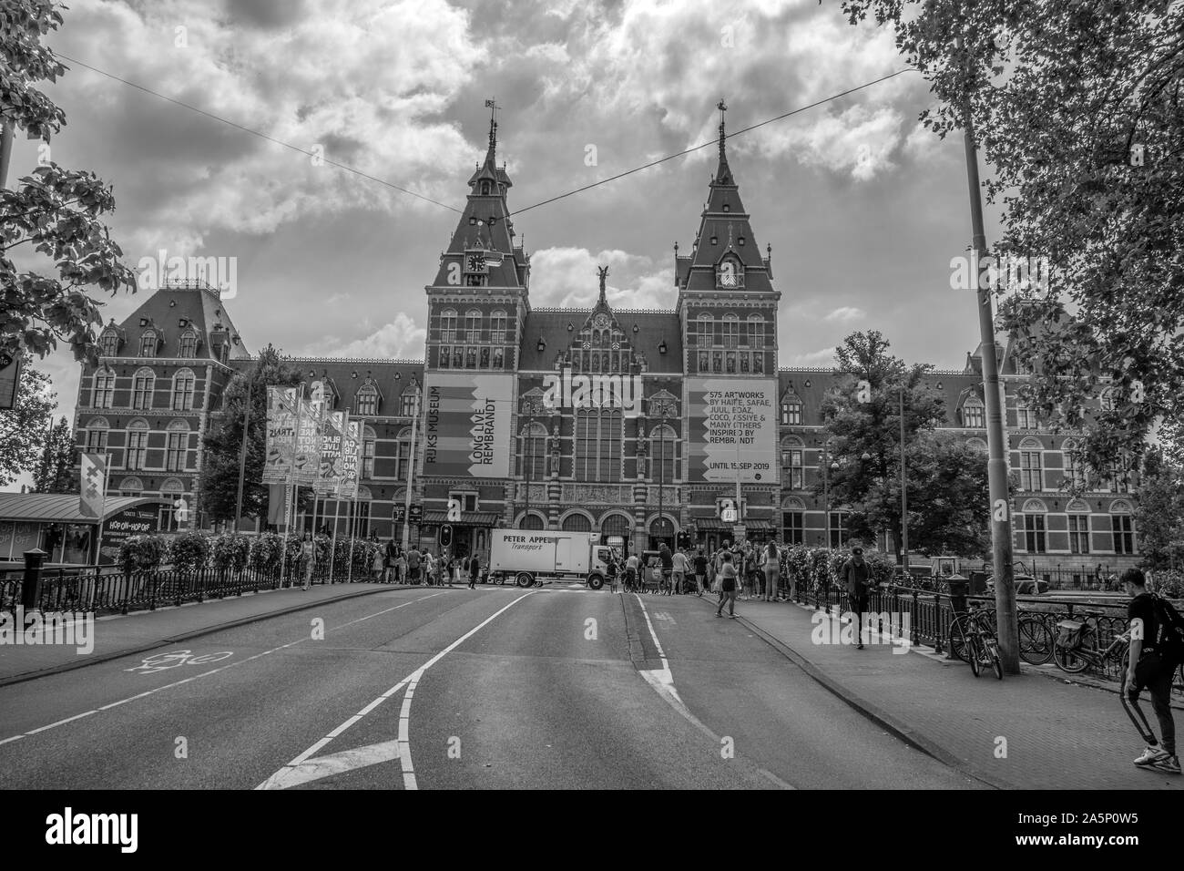 Rijksmuseum in einiger Entfernung in einem Abstand in Amsterdam Die Niederlande 2019 in Schwarz und Weiß Stockfoto