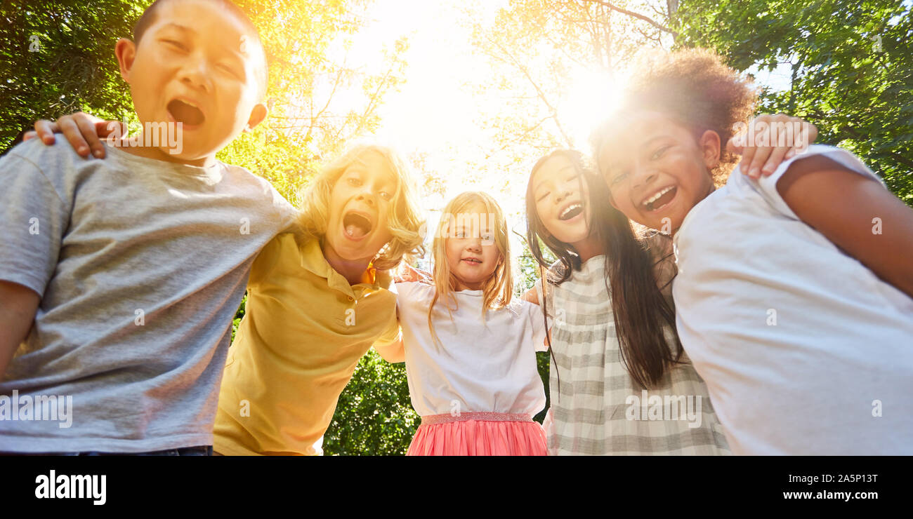 Multikulturelle Kinder gemeinsam Spaß haben im Sommer in der Natur Stockfoto