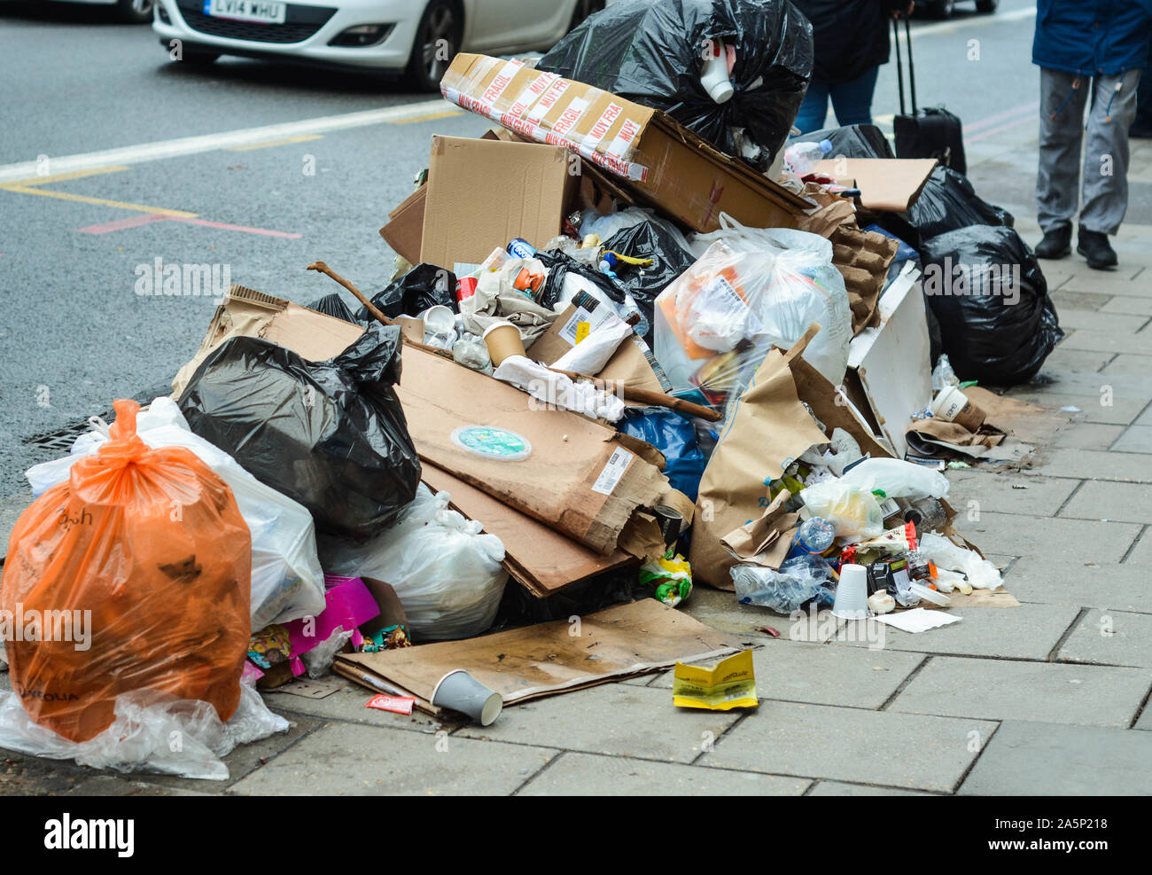 Single use Pappbecher, Kunststoff Flaschen, Kartons und eine Vielzahl von allgemeinen Abfall ist überfüllt von den Mülleimer Stockfoto