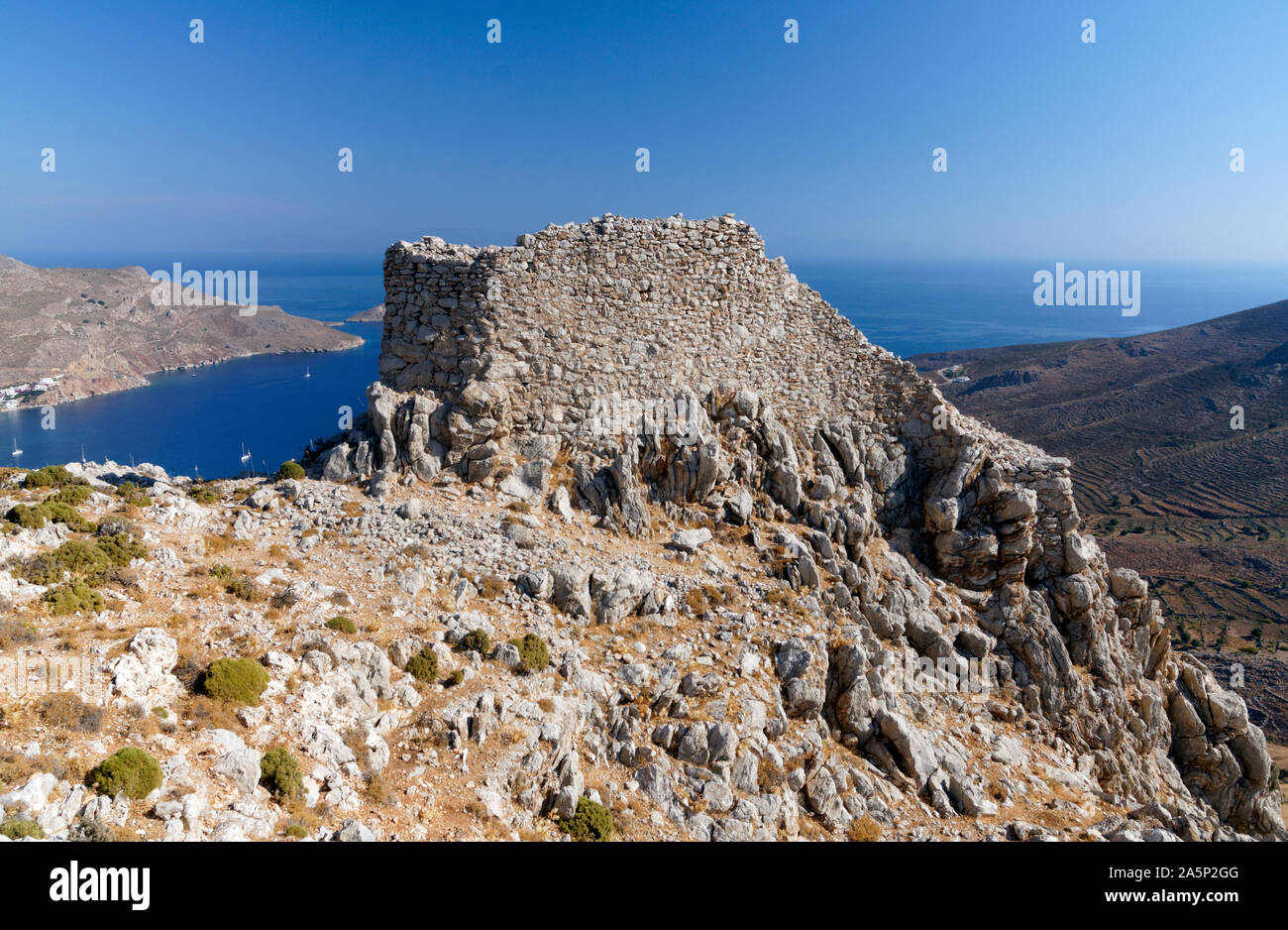 Agriosykia Schloss und Livadia Bay, Tilos, Dodecanese Inseln, südliche Ägäis, Griechenland. Stockfoto