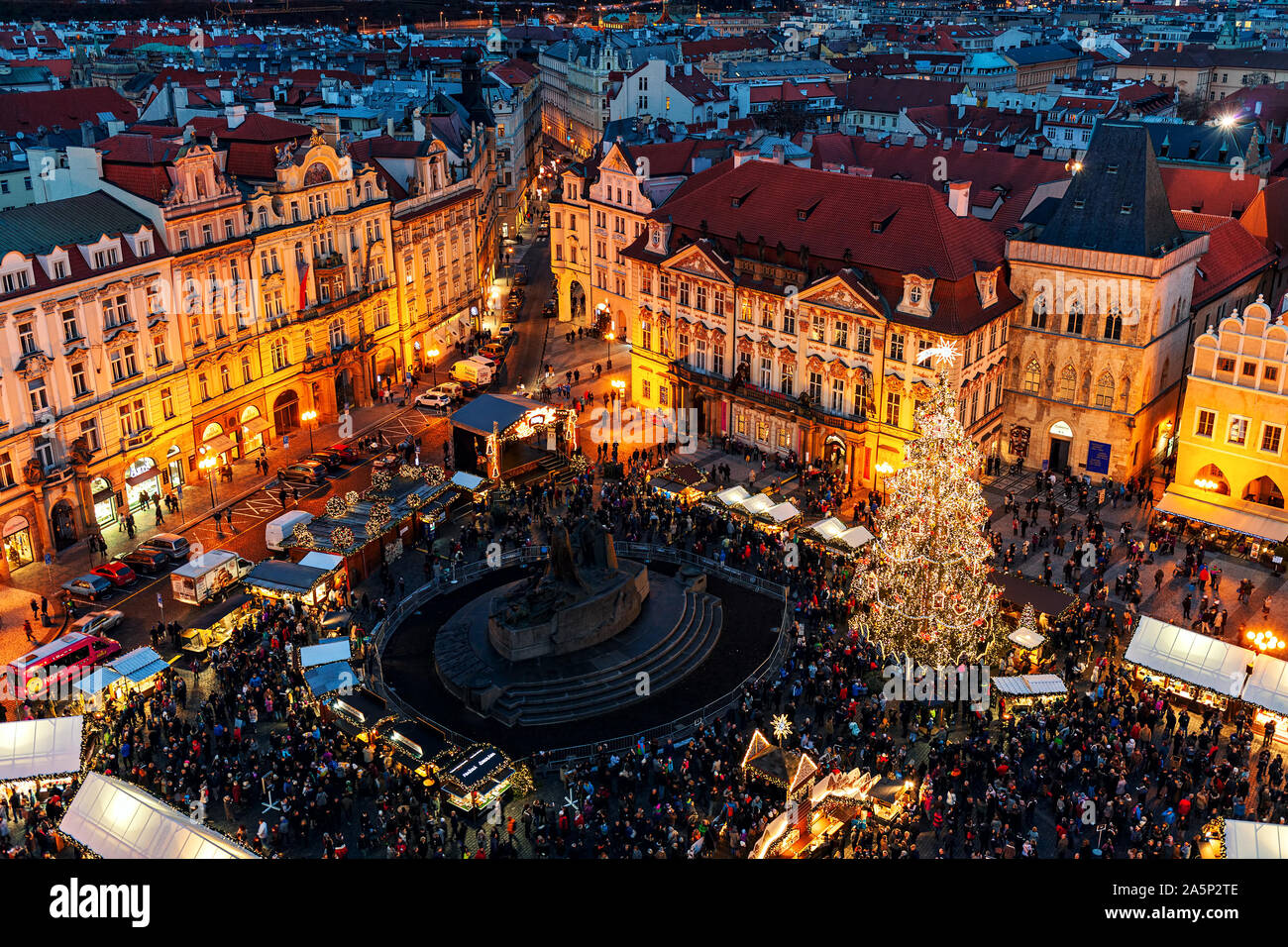 Blick von oben auf Abend Staromestske Namesti und Weihnachtsmarkt in Prag, Tschechische Republik. Stockfoto
